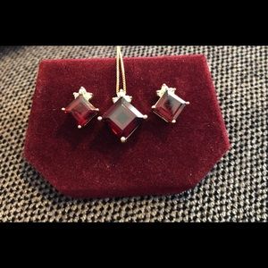 Garnet and diamond set